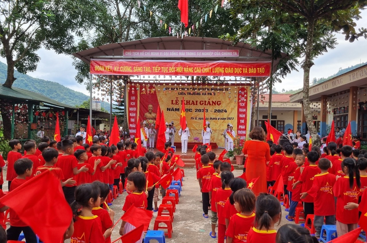 Không khí khai giảng của liên trường PTDTNT Tiểu học-THCS Pa Ủ huyện Mường Tè ạ