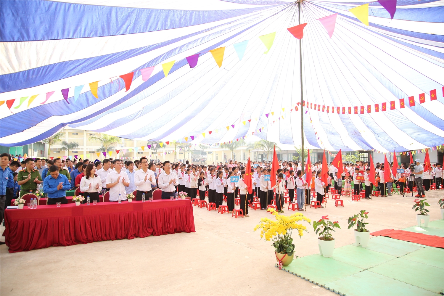 Quang cảnh Lễ khai giảng năm học mới tại trường PTDTBT- THCS Phì Nhừ, xã Phì Nhừ, tỉnh Điện Biên. 