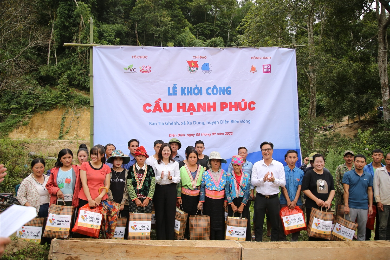 Các đại biểu dự Lễ khởi công "Cầu hạnh phúc" và tặng quà cho các hộ có hoàn cảnh khó khăn tại xã Xa Dung, huyện Điện Biên Đông
