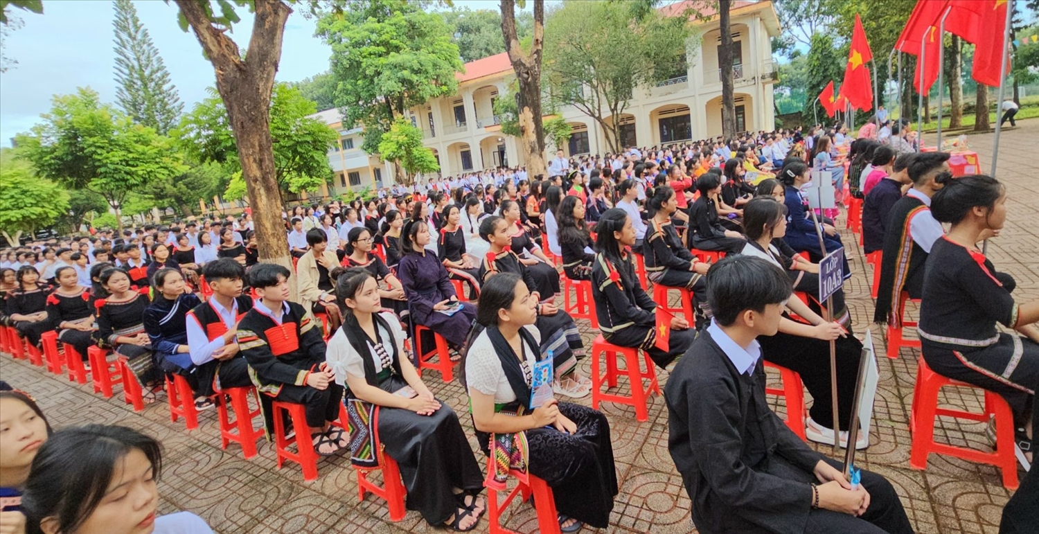 Hơn 500 học sinh Trường THPT Dân tộc nội trú N'Trang Lơng dự lễ khai giảng