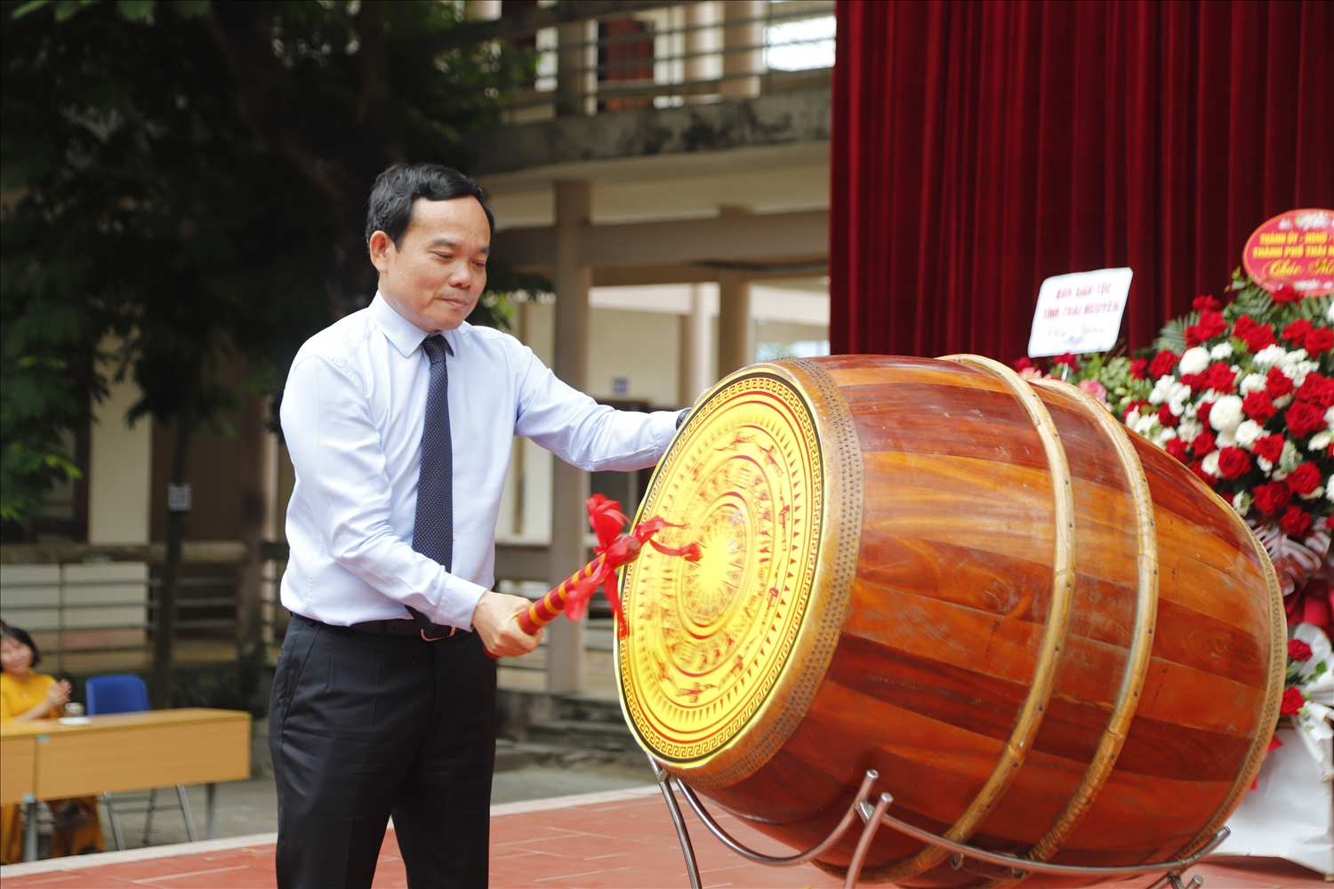 Phó Thủ tướng Chính phủ Trần Lưu Quang đánh trống khai giảng năm học mới 2023-2024 tại Trường Phổ thông vùng cao Việt Bắc