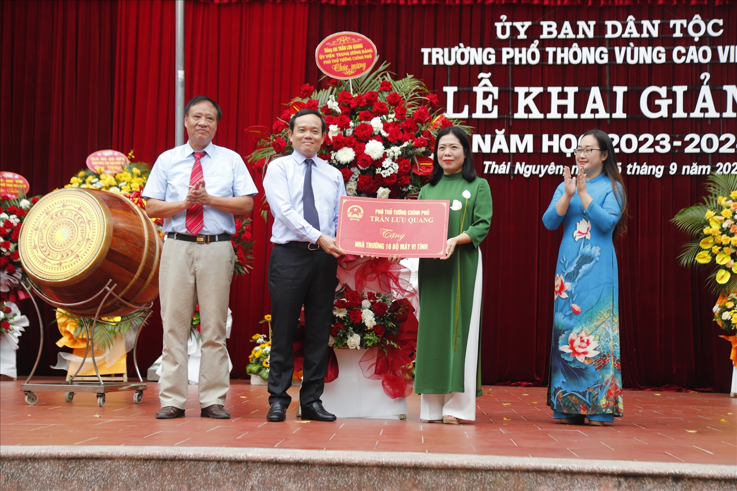 Phó Thủ tướng Chính phủ Trần Lưu Quang tặng 10 bộ máy tính cho Trường Phổ thông vùng cao Việt Bắc