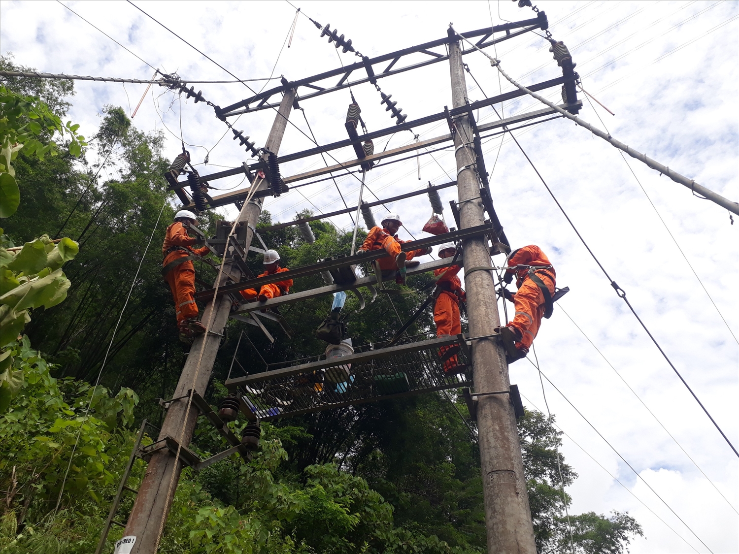 Đội quản lý vận hành lưới điện cao thế Tuyên Quang vệ sinh cách điện bằng công nghệ hotline