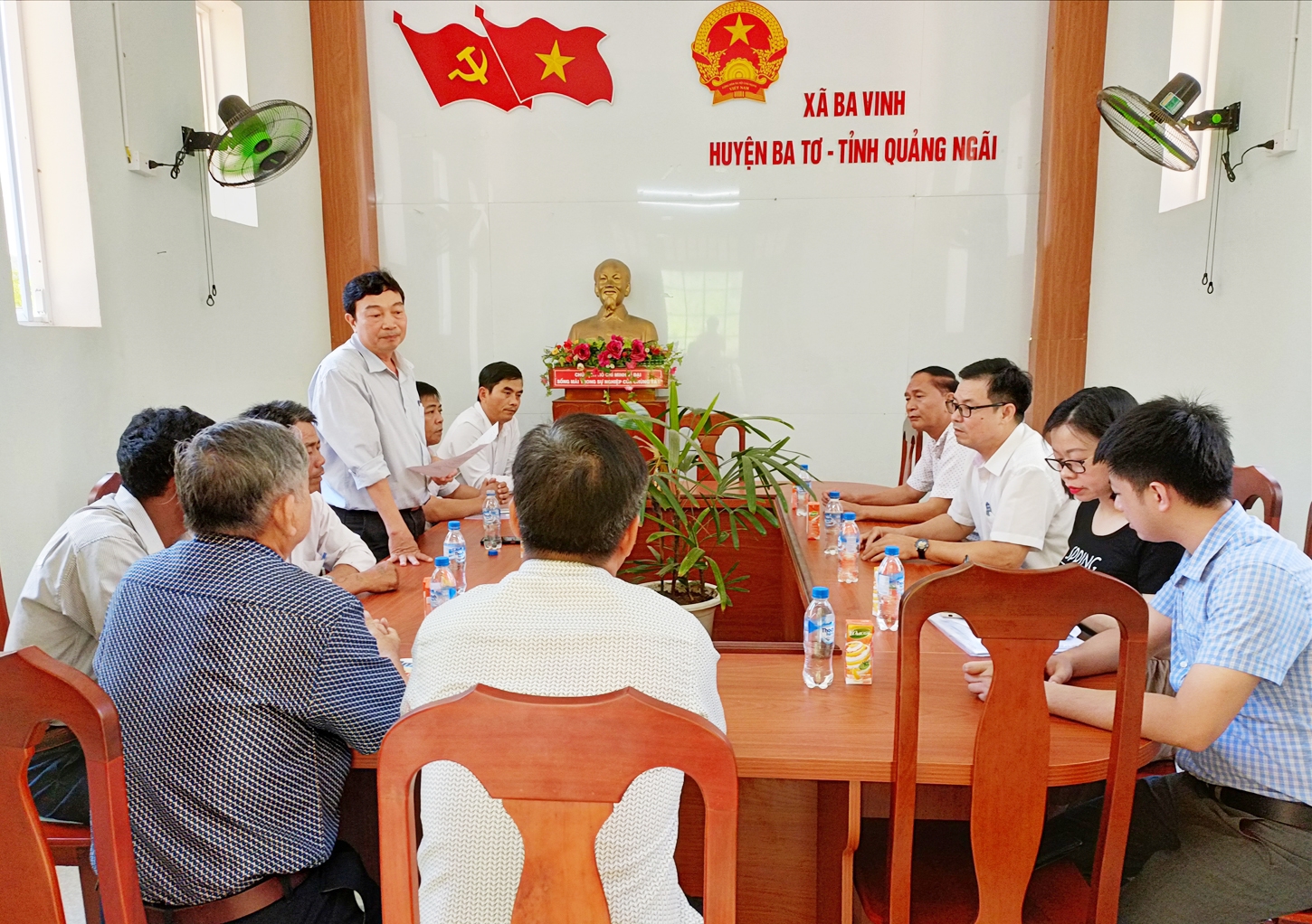 Đoàn công tác trao đổi thông tin với những Người có uy tín tại xã Ba Vinh, huyện Ba Tơ