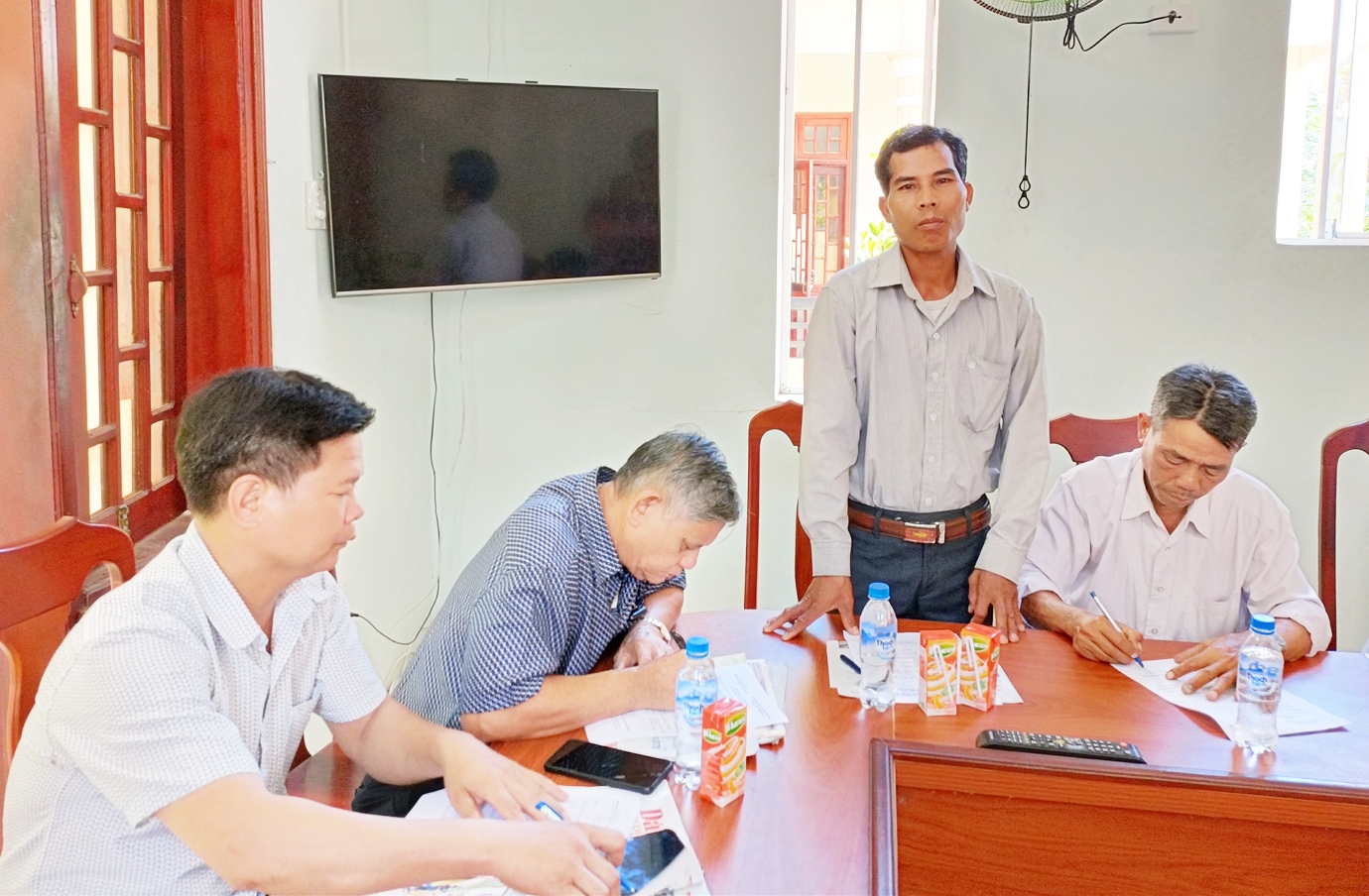 Ông Phạm Văn Rôm - Người có uy tín tại xã Ba Vinh trao đổi thông tin với Đoàn công tác 