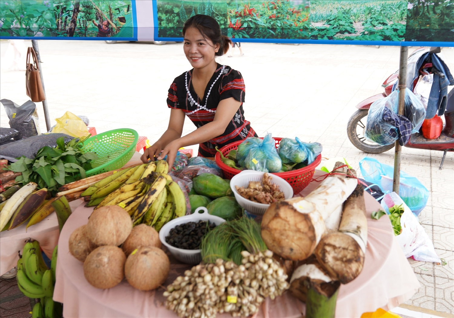 Phụ nữ Vân Kiều với nhiều sản phẩm nông nghiệp sạch từ địa phương.