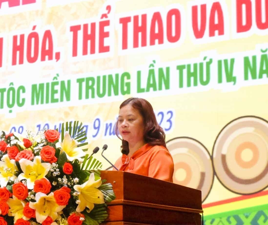 Vụ trưởng Vụ Văn hóa Dân tộc (Bộ VHTT&DL) Nguyễn Thị Hải Nhung phát biểu khai mạc