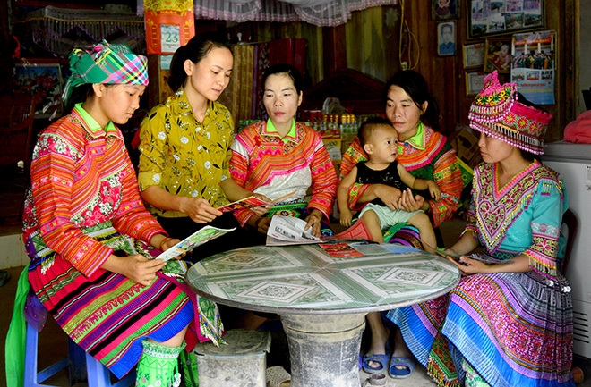 Cán bộ Hội Phụ nữ xã Kiến Thiết (huyện Yên Sơn) tuyên truyền về đẩy lùi nạn tảo hôn tới đồng bào dân tộc thiểu số thôn Làng Un