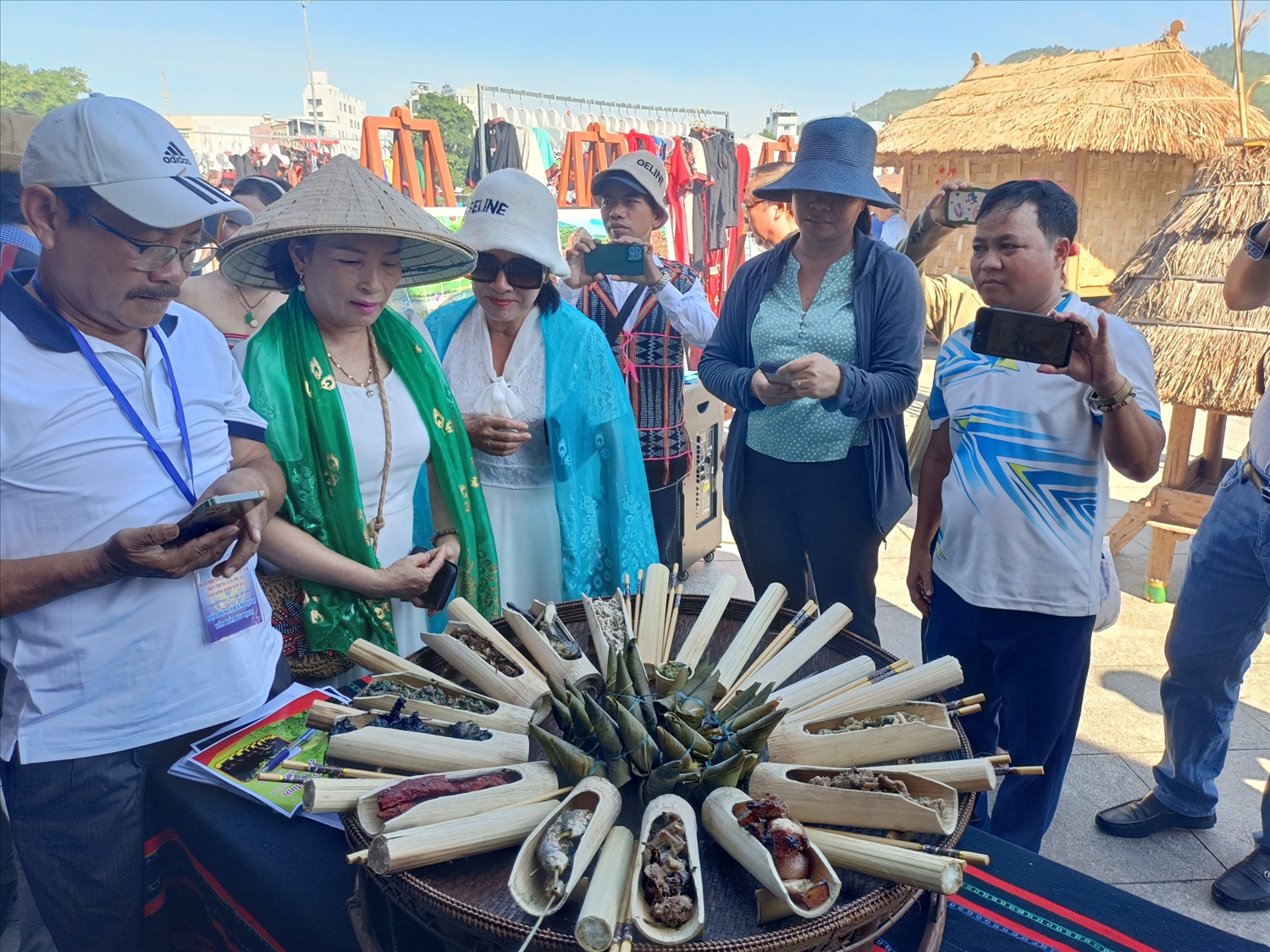Du khách tham quan thưởng thức các món ăn đặc trưng của đồng bào các dân tộc tỉnh Quảng Nam
