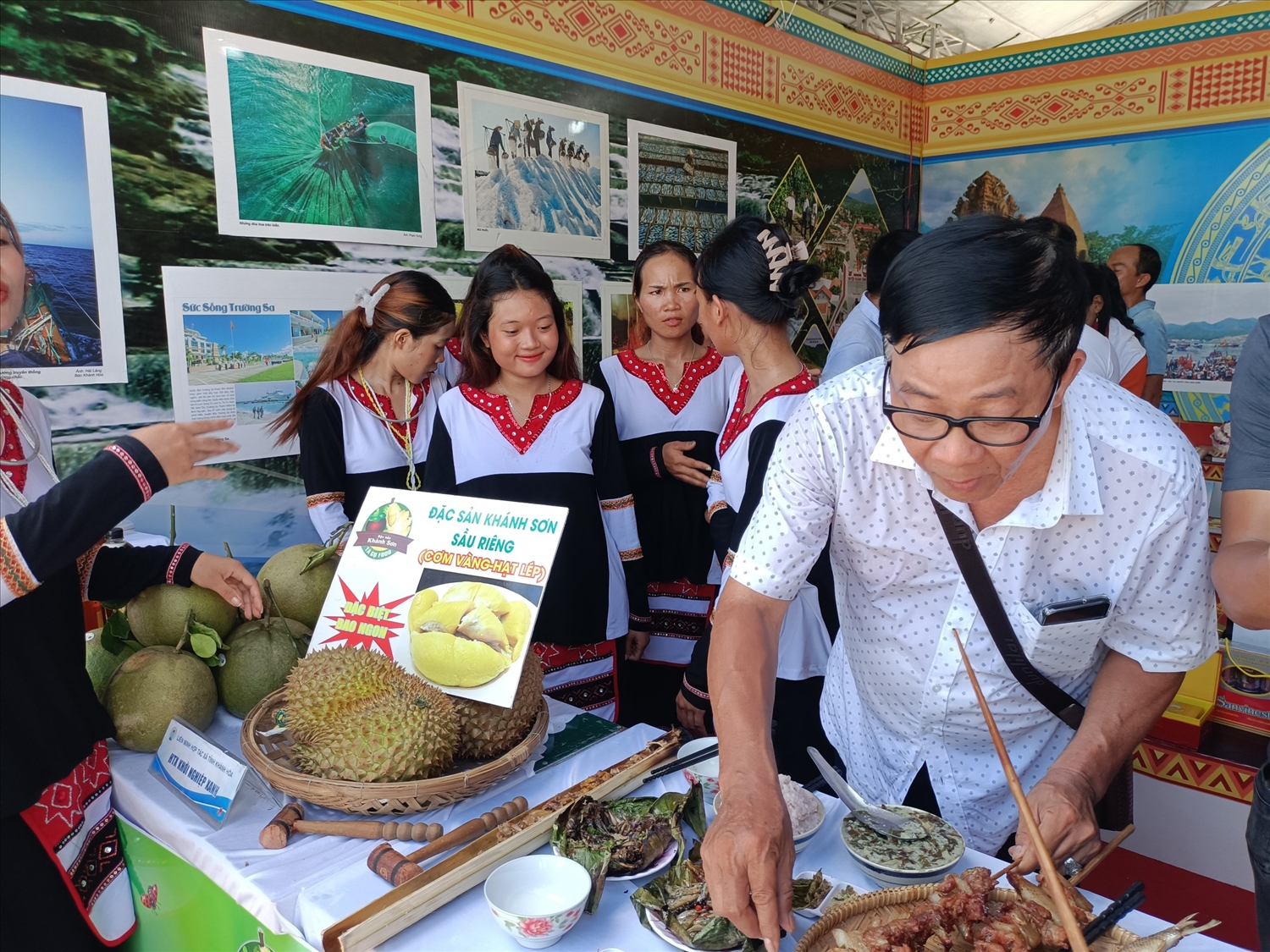 Du khách thưởng thức các món ăn đặc sản dân tộc vùng miền Trung
