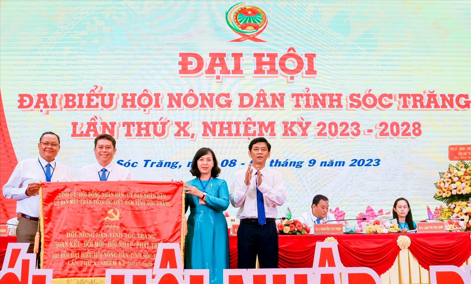 Ông Lâm Văn Mẫn, Bí thư Tỉnh ủy Sóc Trăng trao bức trướng chúc mừng Đại hội đại biểu Hội Nông dân tỉnh Sóc Trăng lần thứ X, nhiệm kỳ 2023 – 2028