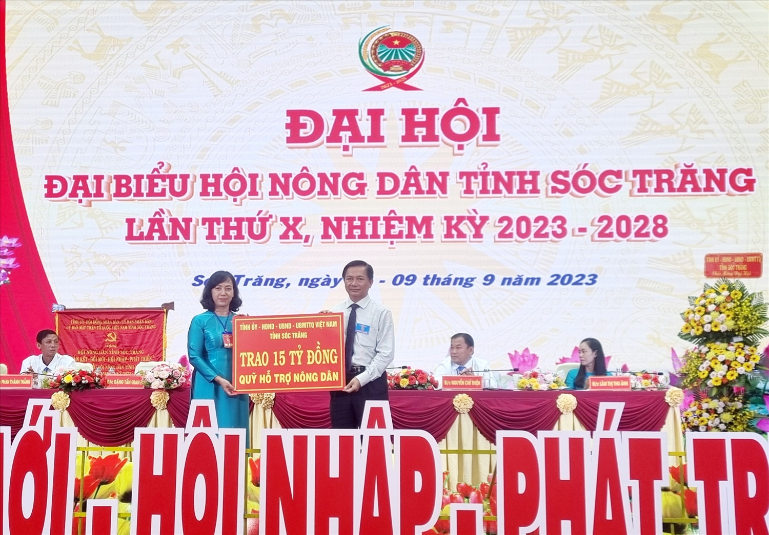 Ông Trần Văn Lâu, Chủ tịch UBND tỉnh Sóc Trăng trao bảng tượng trưng quỹ hỗ trợ nông dân đến bà Phạm Lệ Lam, Chủ tịch HND tỉnh 