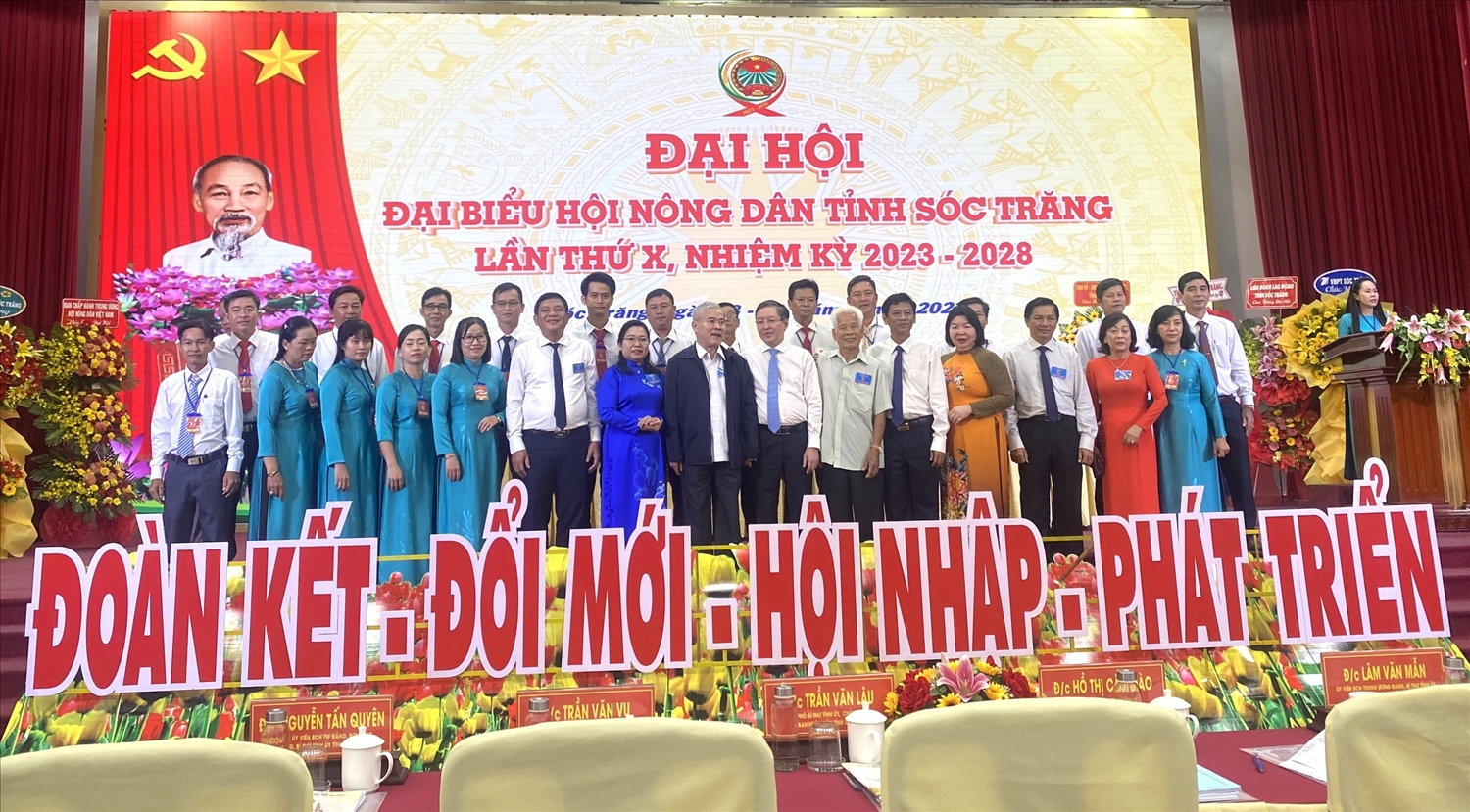 Các đại biểu Trung ương và địa phương chụp ảnh lưu niệm tại Đại hội đại biểu Hội Nông dân tỉnh Sóc Trăng lần thứ X, nhiệm kỳ 2023 – 2028