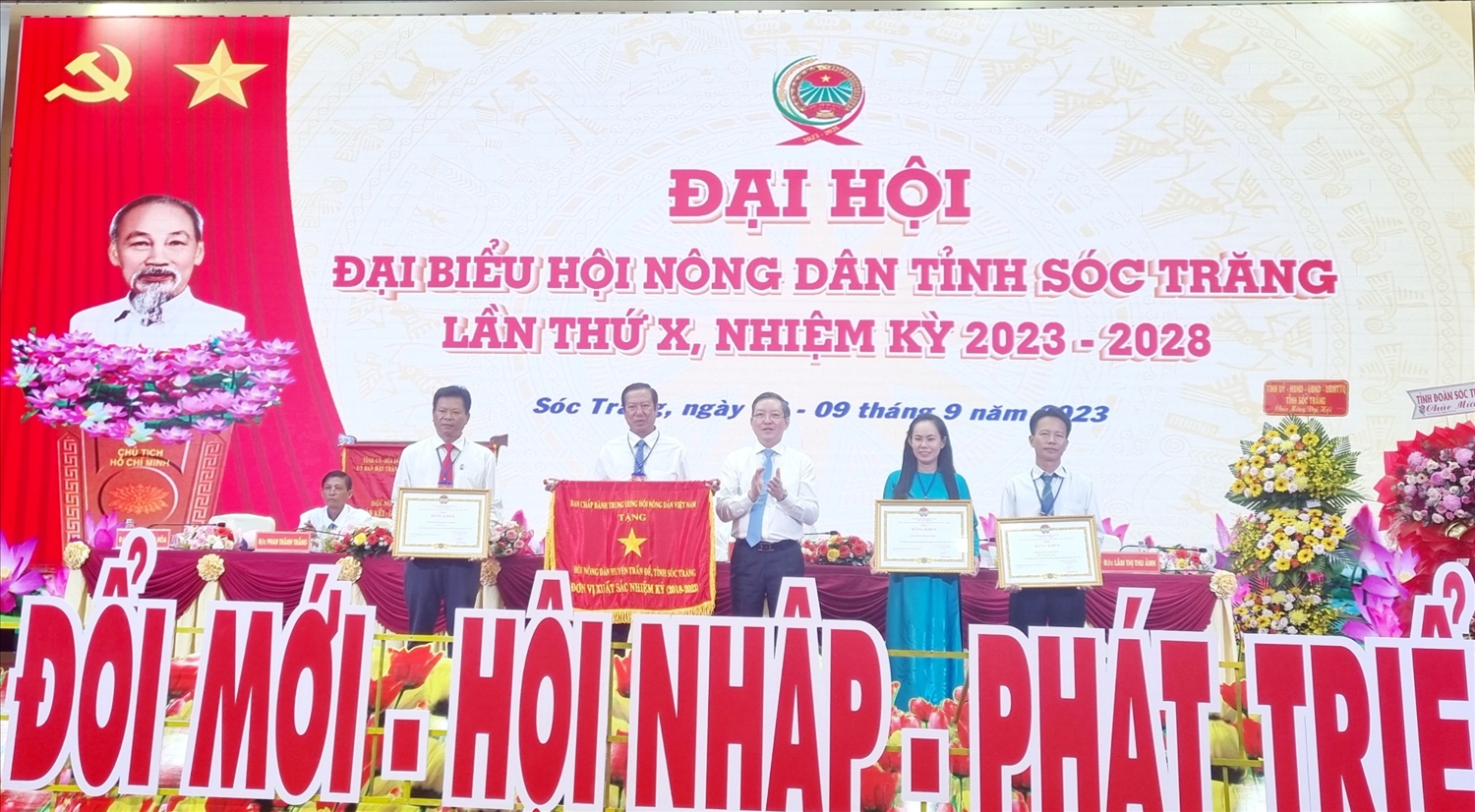 Ông Lương Quốc Đoàn, Chủ tịch BCH Trung ương Hội nông dân Việt Nam trao cờ và Bằng khen cho 4 tập thể hoàn thành xuất sắc công tác Hội trong nhiệm kỳ 2018-2023