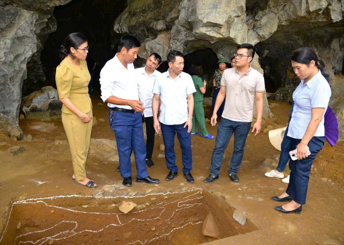 Các đại biểu tham quan thực địa tại di chỉ khảo cổ hang Ngườm Sâu, xã Gia Lộc, huyện Chi Lăng