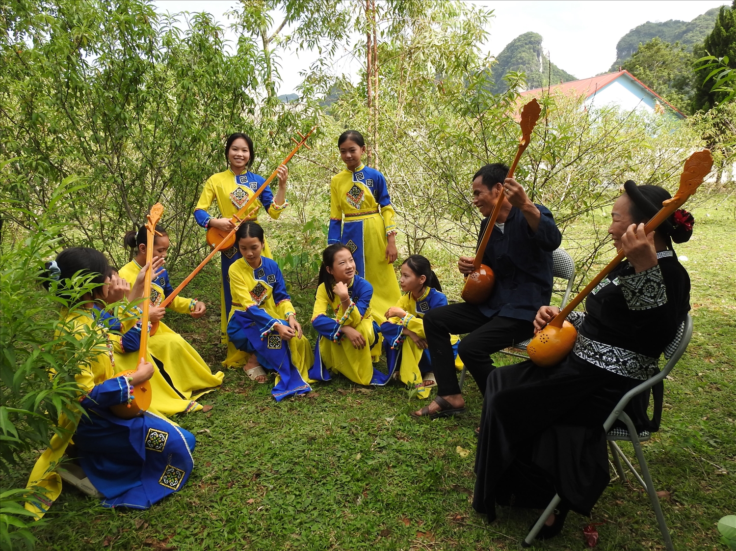 Có rất nhiều em nhỏ tham gia vào Câu lạc bộ sinh hoạt văn hóa dân gian dân tộc Tày, Nùng các thôn thuộc xã Bằng Hữu