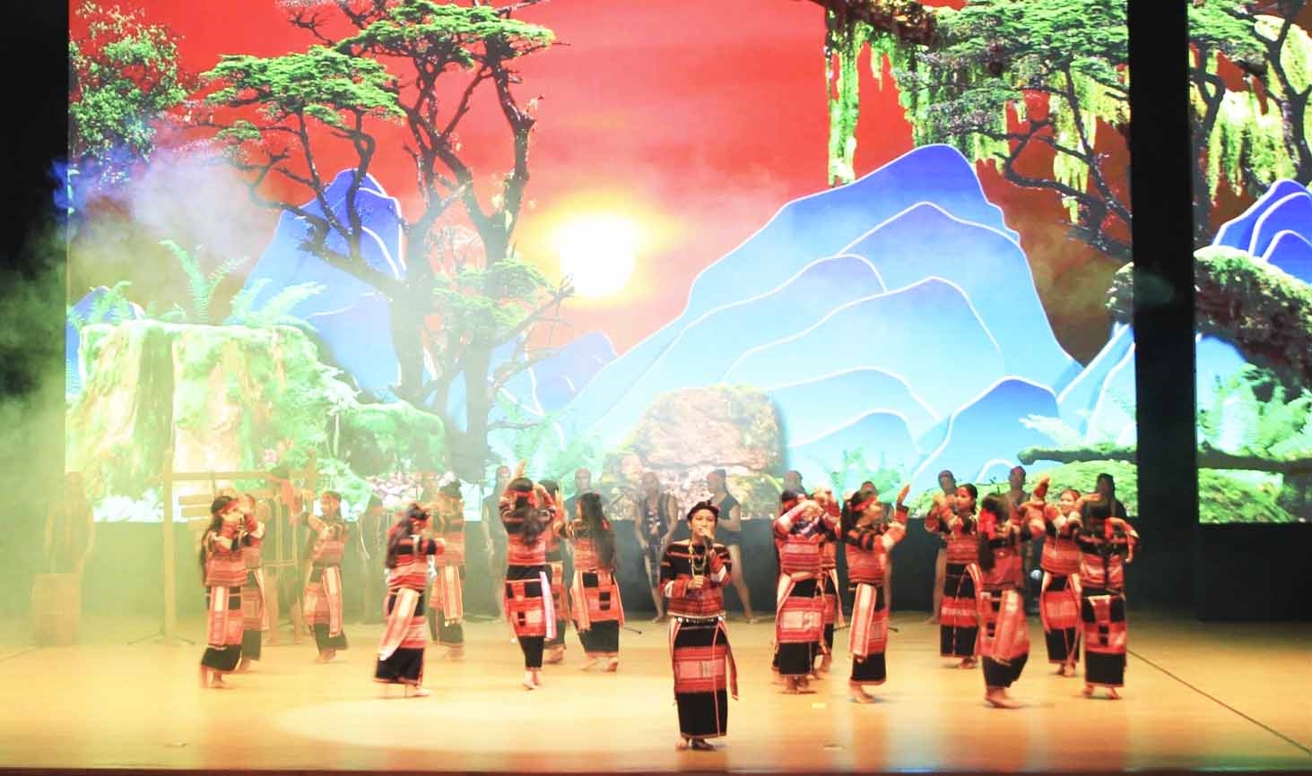Đoàn nghệ nhân tỉnh Bình Định biểu diễn tiết mục “Liên khúc dân ca Ba Na: Hội nhập và phát triển”
