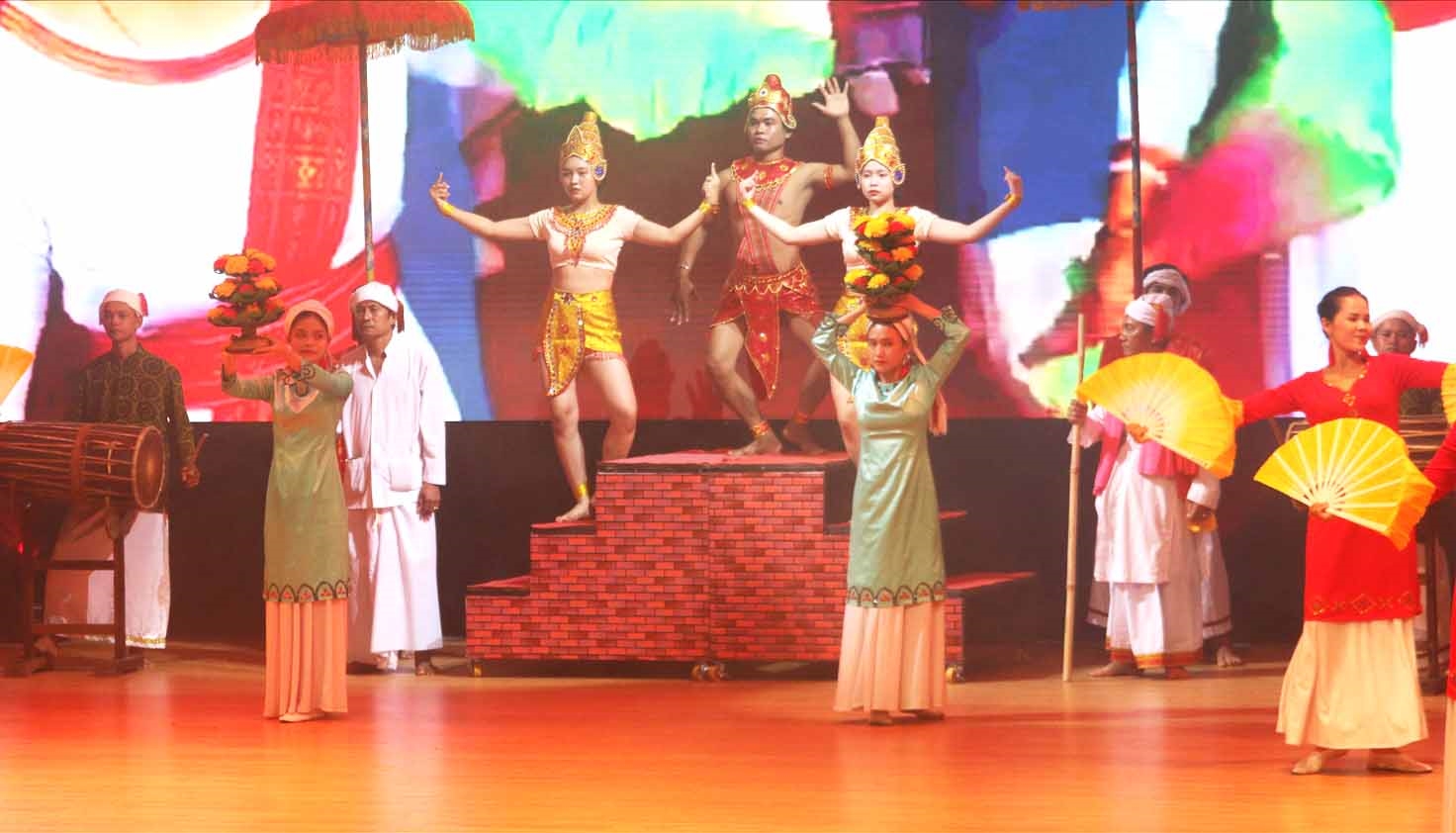 Đoàn nghệ nhân tỉnh Bình Thuận trình diễn tiết mục trống hội Ka tê