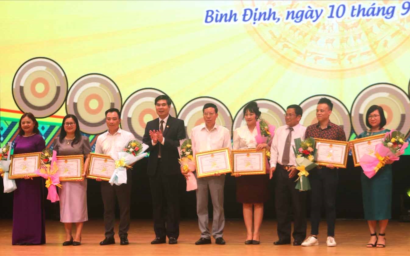 Đại diện UBND tỉnh trao tặng Bằng khen cho Hội đồng Chấm thi Ngày hội