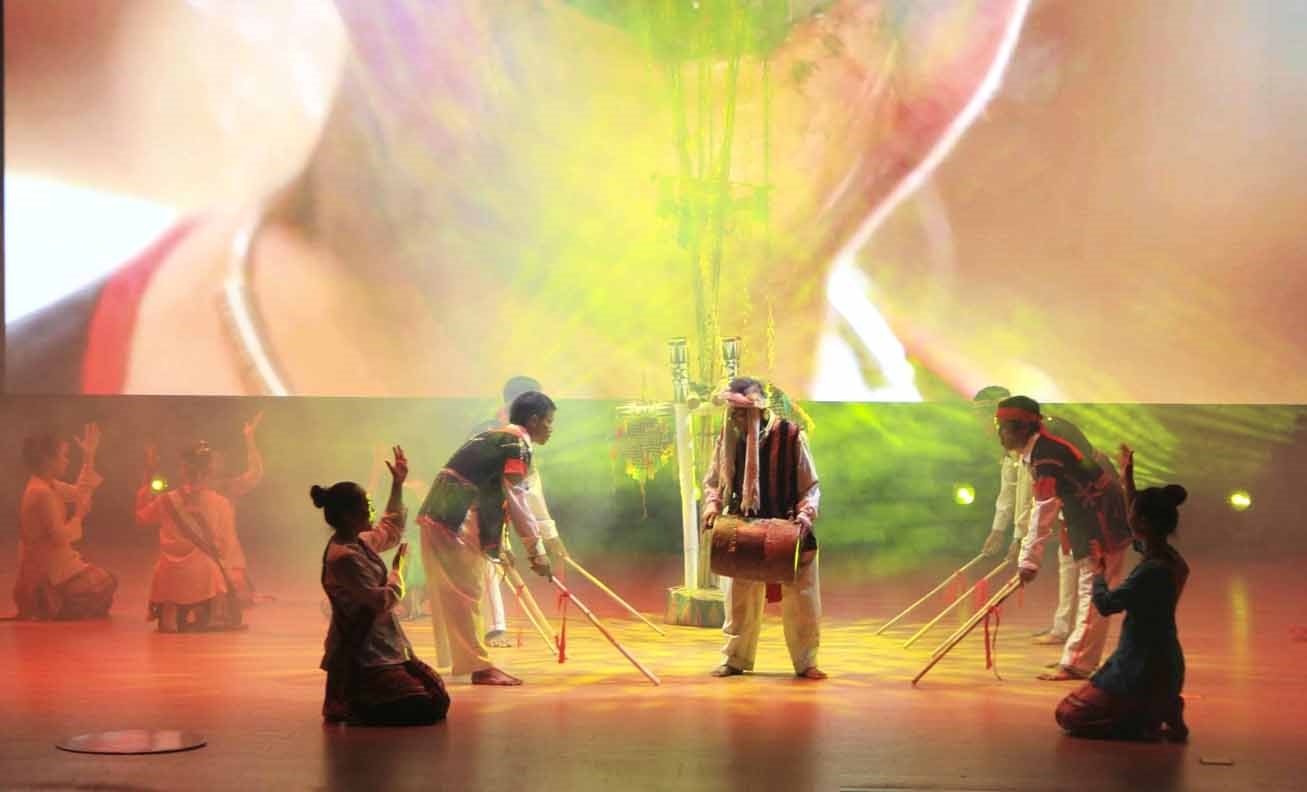 Đoàn nghệ nhân tỉnh Phú Yên biểu diễn tiết mục múa “Tống quoái”