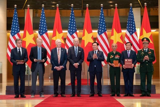 Chủ tịch Quốc hội Vương Đình Huệ và Tổng thống Joe Biden chứng kiến lãnh đạo Hội Cựu chiến binh, Bộ Quốc phòng Việt Nam và Hoa Kỳ trao tặng các kỷ vật chiến tranh giữa hai bên - Ảnh: VGP/Nhật Bắc