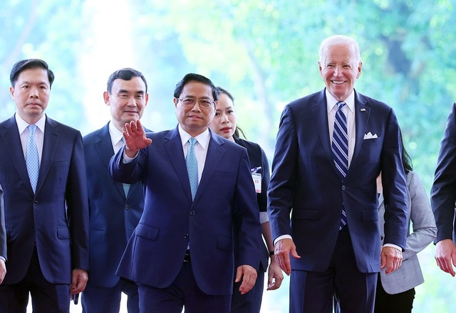 Thủ tướng Phạm Minh Chính chào mừng Tổng thống Joe Biden tới thăm Việt Nam đúng vào dịp kỷ niệm 10 năm xác lập khuôn khổ Đối tác toàn diện - Ảnh: VGP/Nhật Bắc