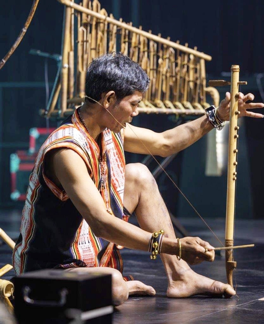 Nghệ nhân ưu tú Rơ Châm Tih biểu diễn đàn kơ ní trên sân khấu tại Sydney