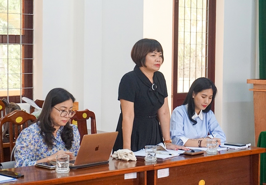 Bà Bùi Thị Hạ, Phó Tổng Biên tập Báo Dân tộc và Phát triển phát biểu tại buổi làm việc