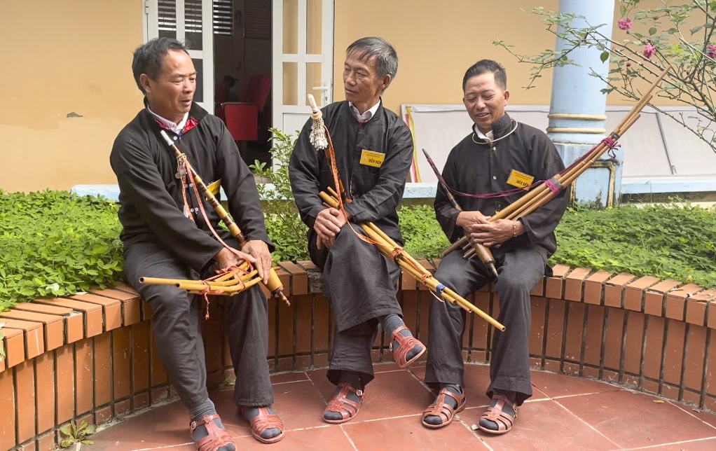 Các nghệ nhân người Mông ở Tủa Chùa trao đổi, chia sẻ về nghệ thuật múa khèn