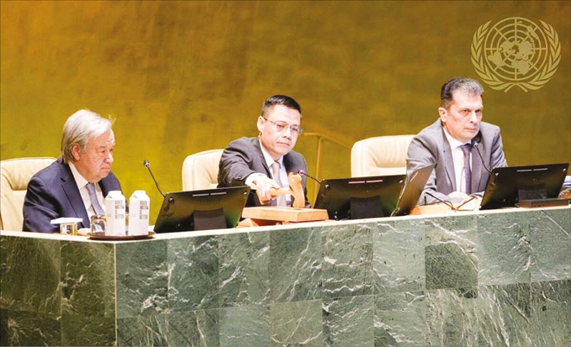 Đại sứ Đặng Hoàng Giang (giữa), Phó Chủ tịch Đại hội đồng LHQ khóa 77, Trưởng phái đoàn đại diện thường trực Việt Nam tại LHQ, chủ trì một phiên họp của Đại hội đồng.