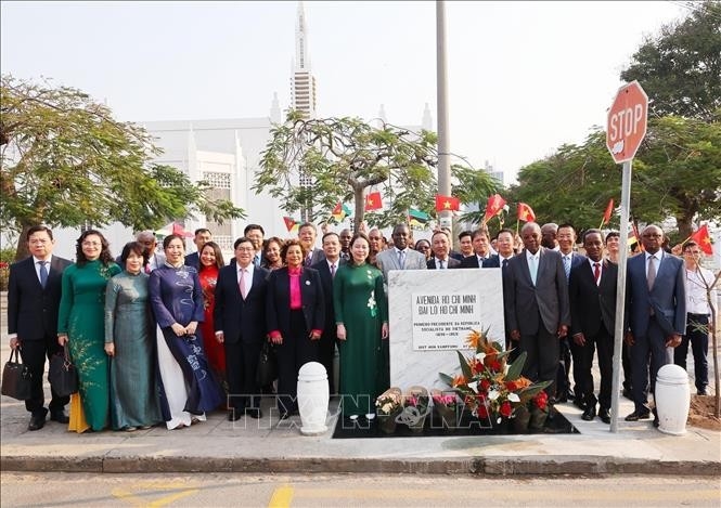 (Tin dẫn) Phó Chủ tịch nước Võ Thị Ánh Xuân dự Lễ khai trương biển tên mới và dâng hoa tại Đại lộ Hồ Chí Minh 3