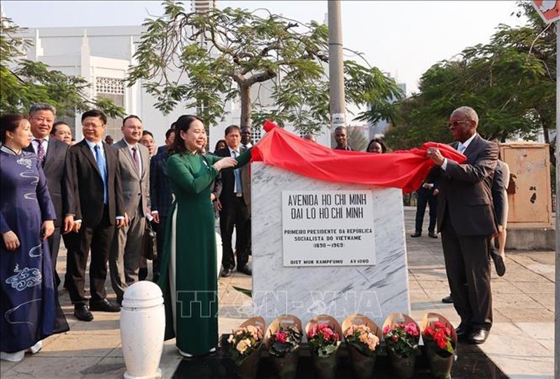 Phó Chủ tịch nước Võ Thị Ánh Xuân và Chủ tịch Hội đồng thành phố Maputo Eneas Comiche khai trương biển tên Đại lộ Hồ Chí Minh