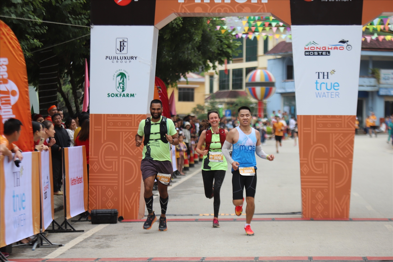 Các vận động viên tham gia Giải Marathon quốc tế “Chạy trên cung đường Hạnh Phúc” tỉnh Hà Giang năm 2022