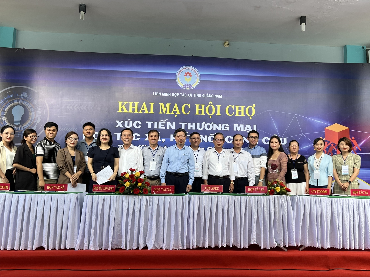 Nhiều HTX ở Quảng Nam ký kết hợp tác chuyển đổi số tại Hội chợ Xúc tiến thương mại HTX - Kết nối cung cầu năm 2023.
