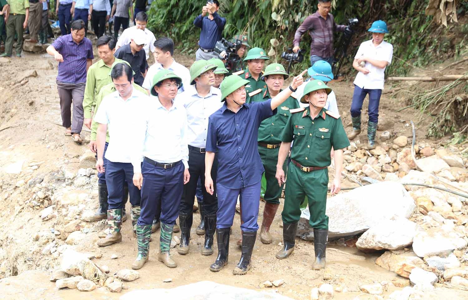  Phó Thủ tướng Trần Hồng Hà đi kiểm tra thực tế thiệt hại do mưa lũ tại xã Liên Minh