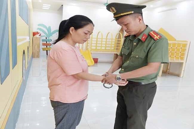 Cơ quan An ninh điều tra (Công an tỉnh Thanh Hóa) thi hành lệnh bắt tạm giam đối với Lê Thị Hồng Vân