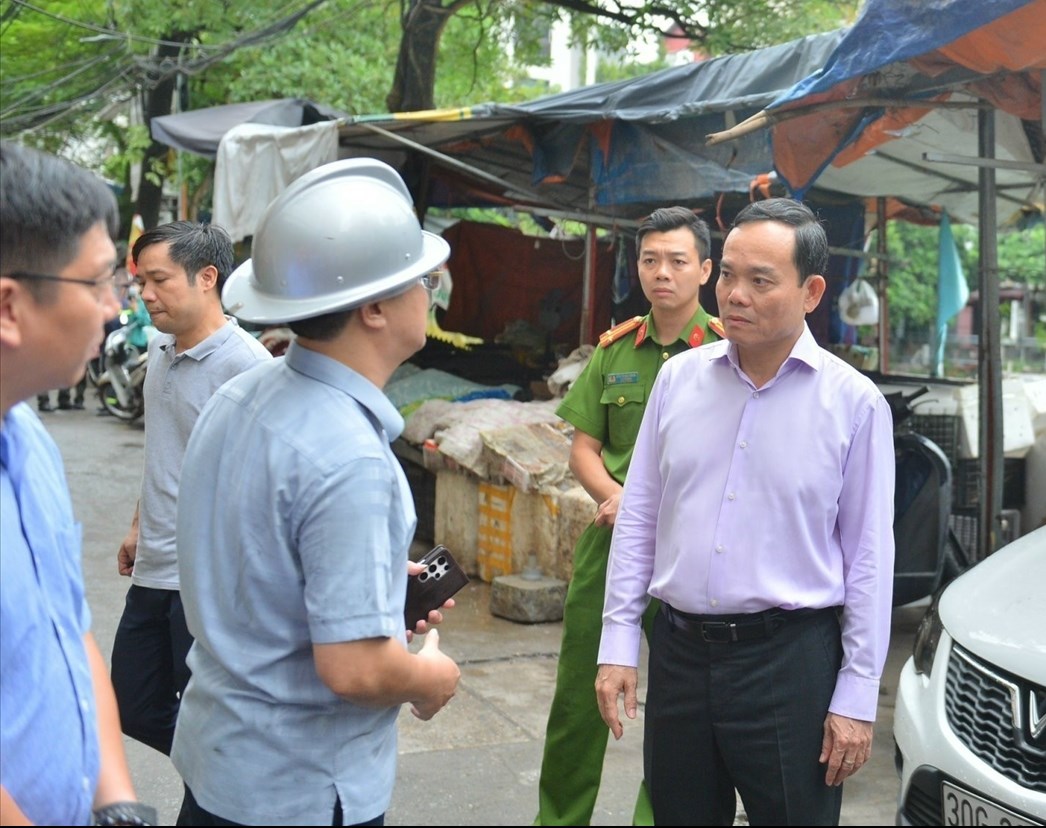 Phó Thủ tướng Chính phủ Trần Lưu Quang chỉ đạo khắc phục hậu quả vụ hỏa hoạn. 