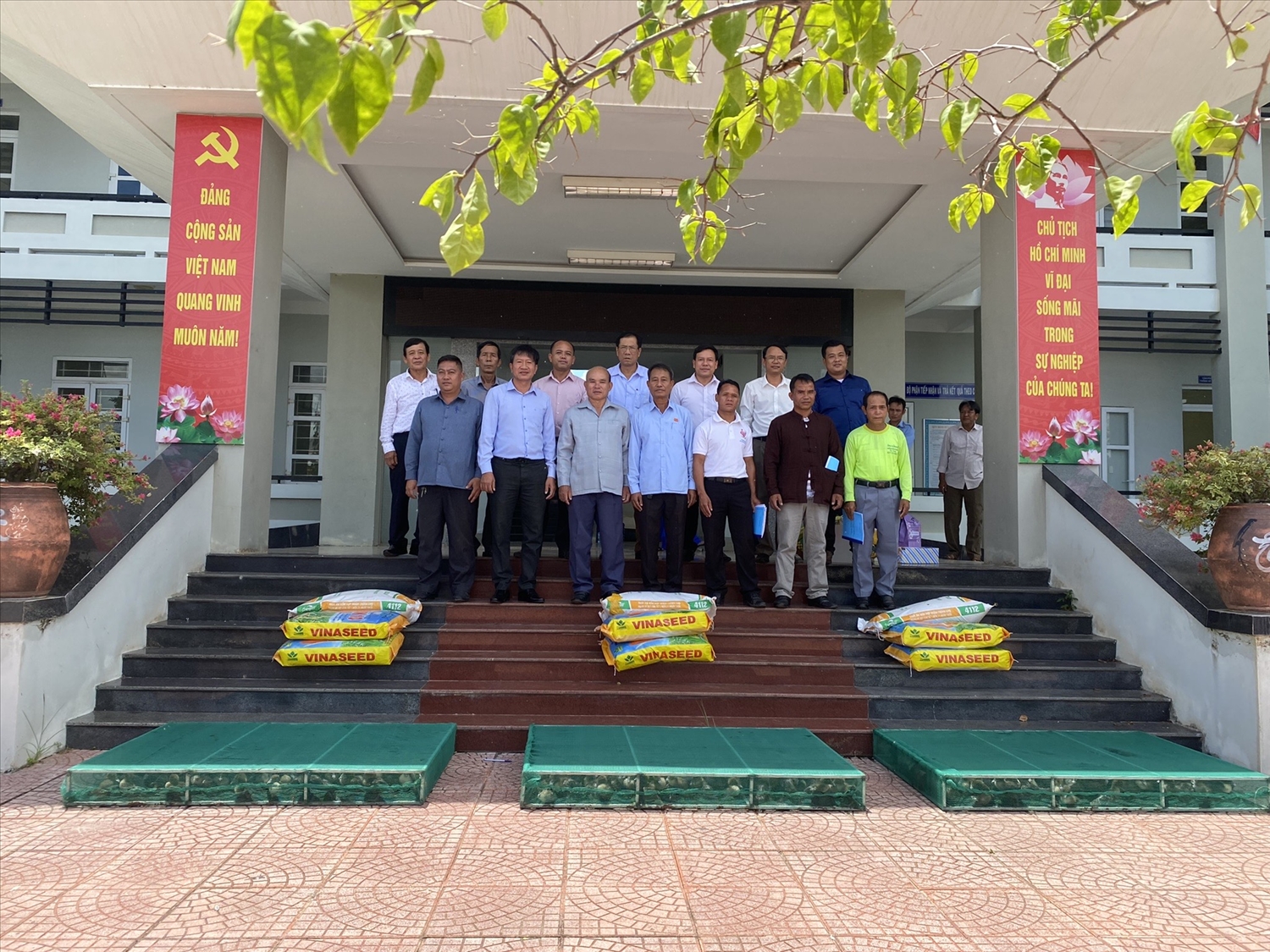 Sơ kết 15 năm kết nghĩa bản - bản, UBND thị trấn Lao Bảo, huyện Hướng Hóa (Qảng Trị) tặng quà cho 3 bản Phường, Desavanh, Ka Túp, huyện Sê Pôn (Lào).
