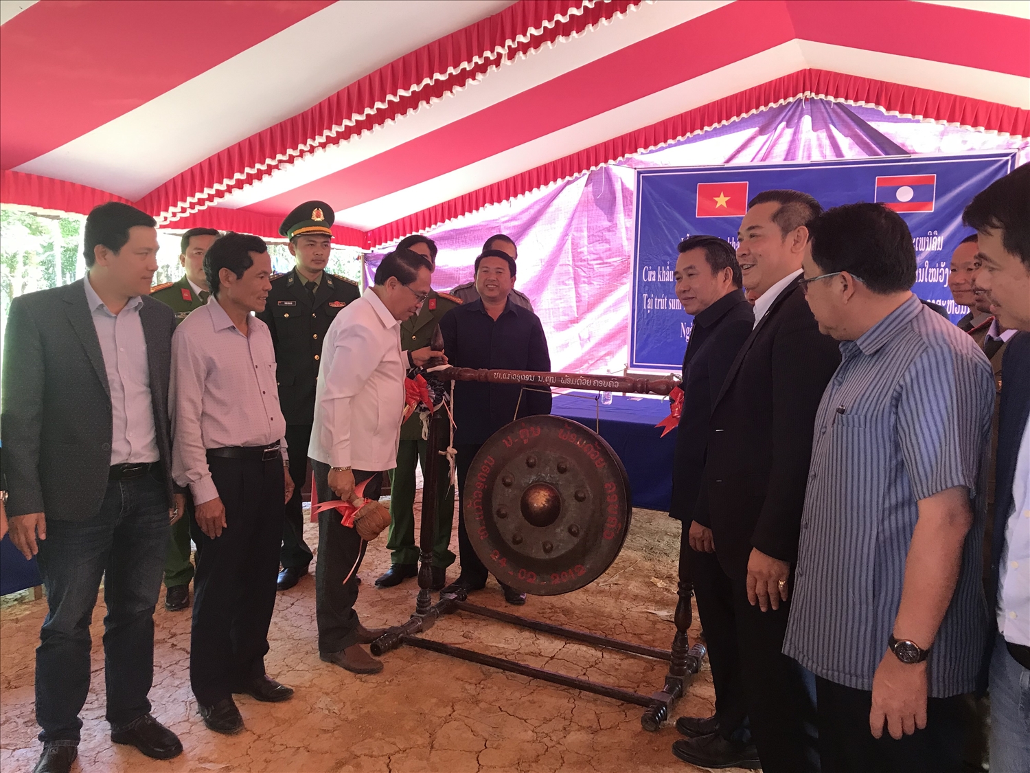 Lãnh đạo huyện Hướng Hóa và huyện Sê Pôn thực hiện nghi lễ mở lại Cửa khẩu phụ La Cồ - Tà Rùng.