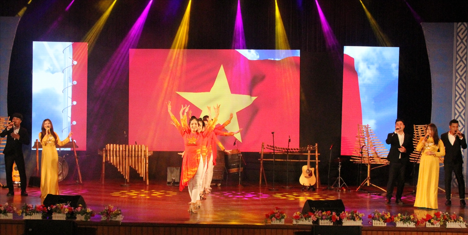 Tiết mục hát múa của tỉnh Đắk Lắk trong buổi giao lưu