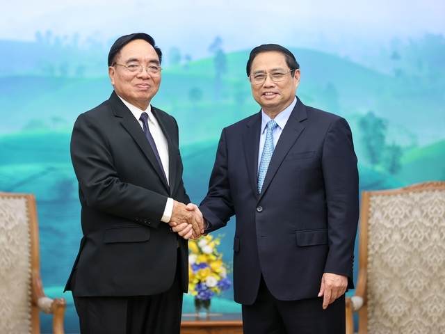 Thủ tướng Phạm Minh Chính tiếp Bộ trưởng Bộ Kế hoạch và Đầu tư Lào Khamchen Vongphosy, Chủ tịch Ủy ban hợp tác Lào-Việt Nam - Ảnh: VGP/Nhật Bắc