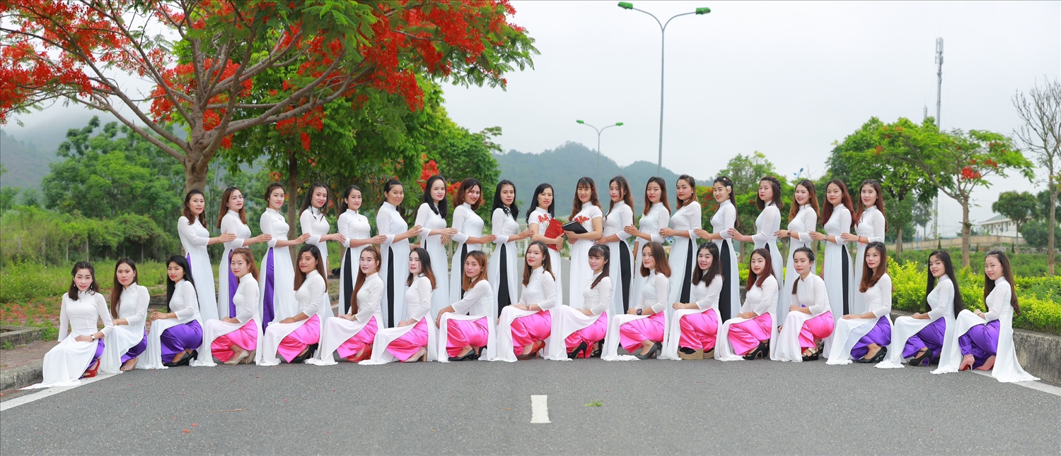 Lưu học sinh Lào ngành Mầm non chụp ảnh kỉ yếu trong trang phục truyền thống Việt Nam năm học 2022 tại Lai Châu.