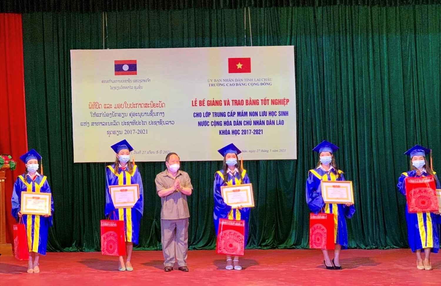 Lễ trao bằng tốt nghiệp cho lưu học sinh Lào của Trường Cao đẳng cộng đồng Lai Châu.
