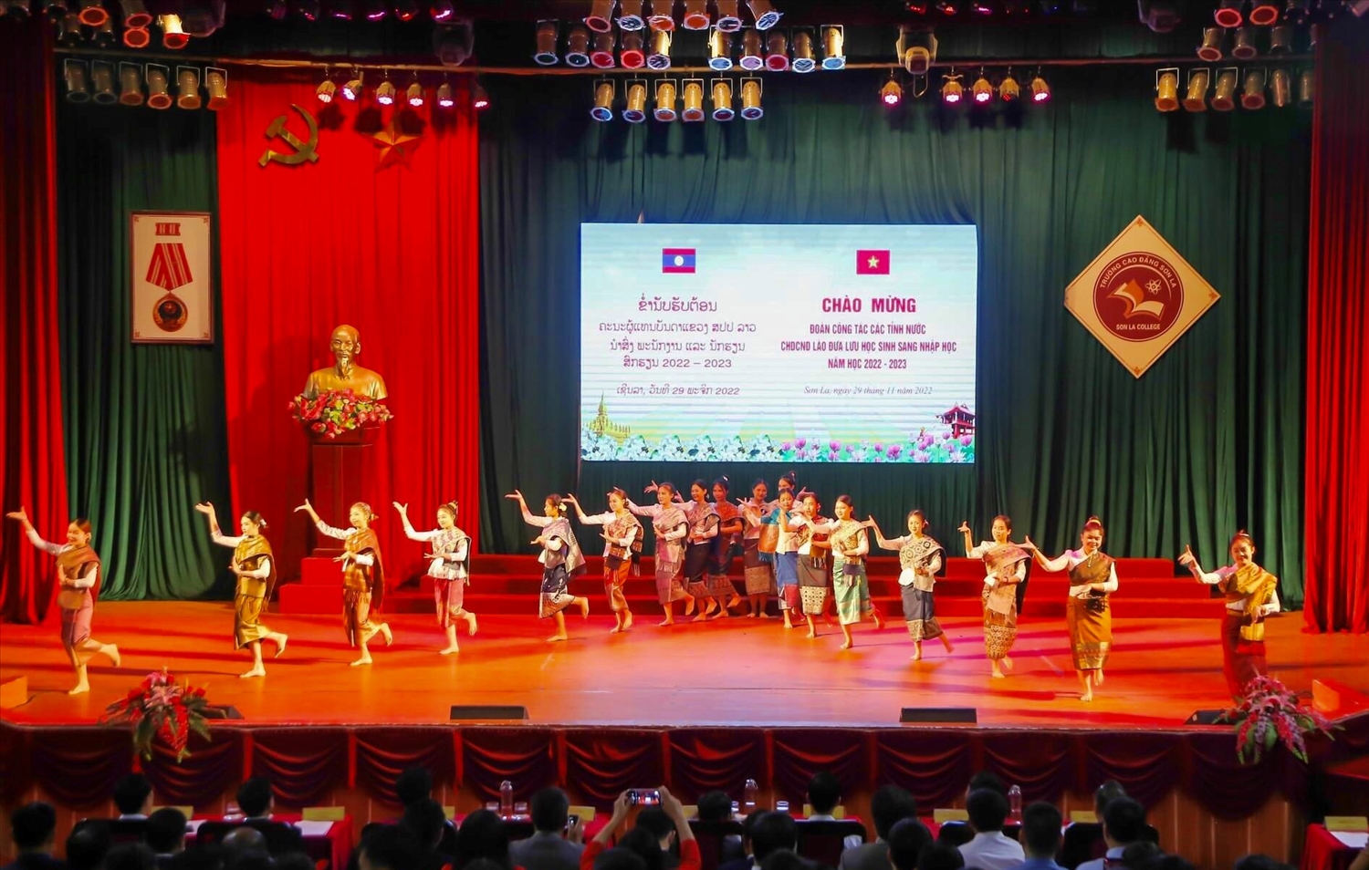 Chương trình văn nghệ chào mừng Đoàn công tác Lào đưa học sinh sang nhập học tại Sơn La