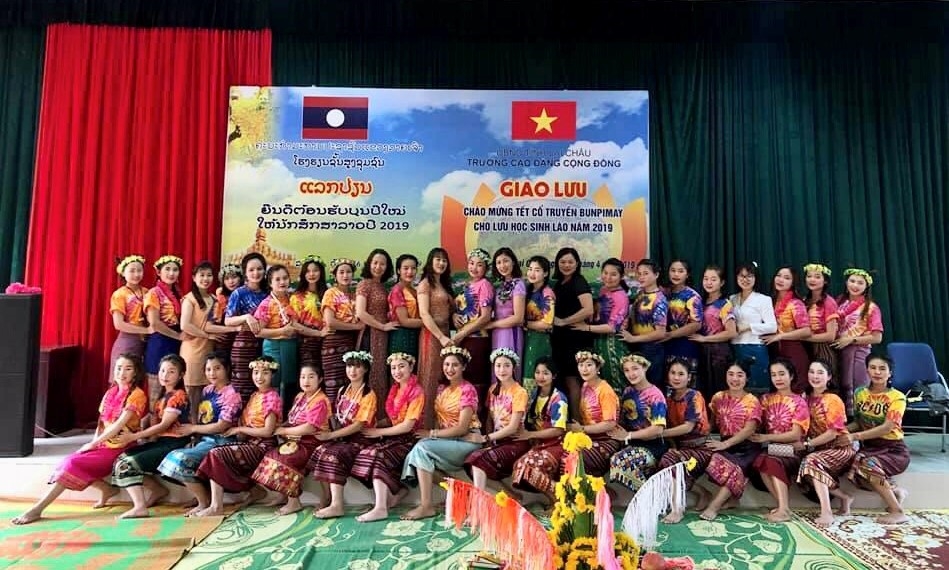 Lưu học sinh Lào tại Chương trình giao lưu chào mừng Tết truyền thống Bunpimay cho lưu học sinh Lào tại Trường Cao đẳng cộng đồng Lai Châu.