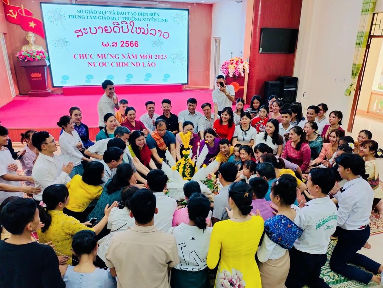 Tổ chức Tết truyền thống Bunpimay cho lưu học sinh Lào tại Trung tâm Giáo dục thường xuyên tỉnh Điện Biên.