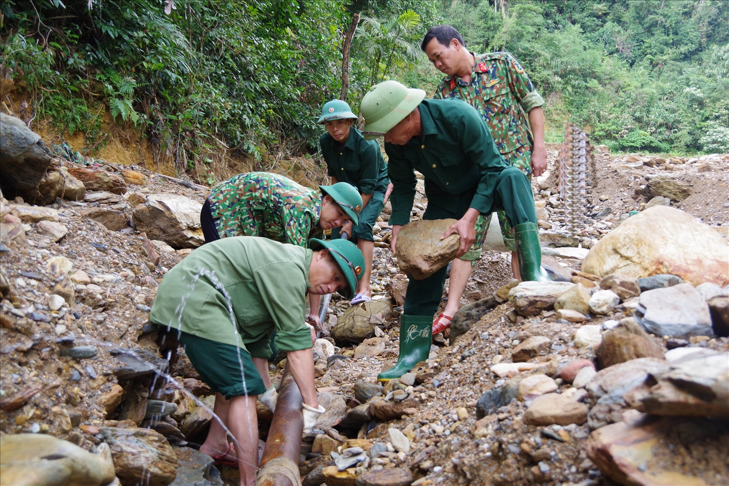Cán bộ, chiến sĩ Đoàn 92 lắp đặt đường nước cung cấp nước sinh hoạt cho đơn vị và Nhân dân trên địa bàn.