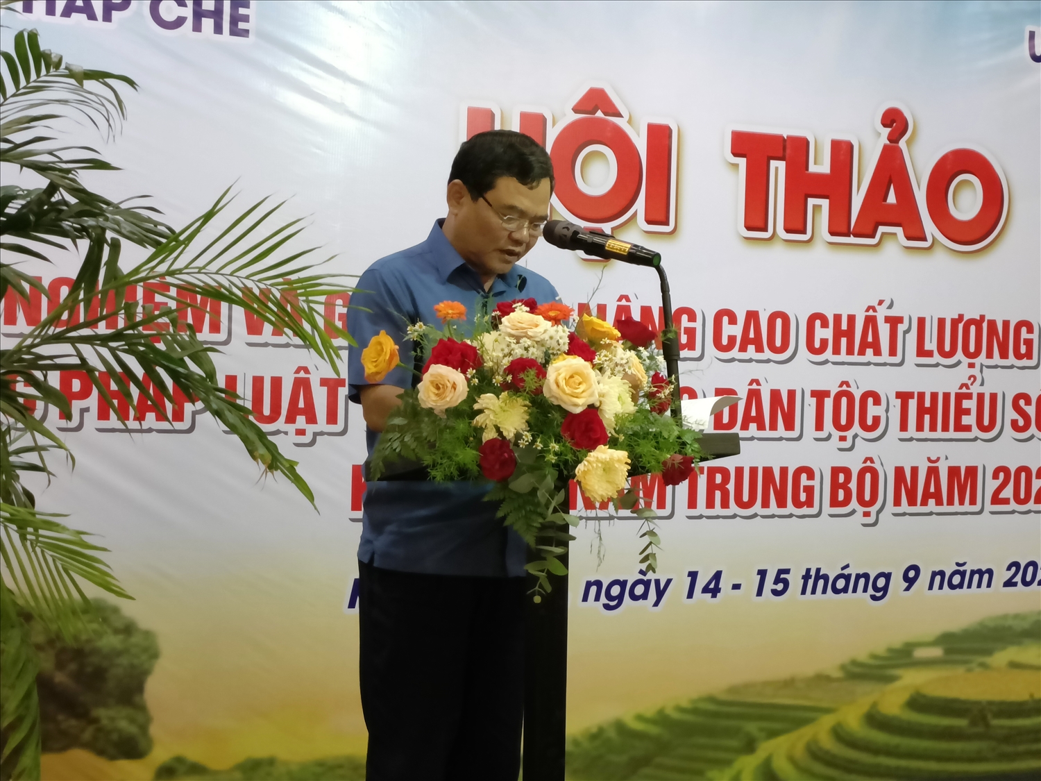 Ông Trương Văn Phương, Trưởng Ban Dân tộc Phú Yên tham luận tại Hội thảo