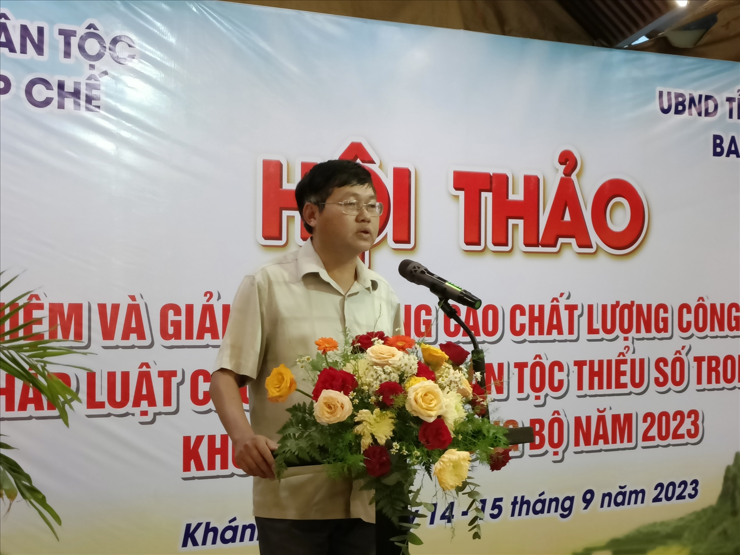 Ông Nguyễn Minh Tân, Trưởng Ban Dân tộc Bình Thuận thâm luận tại Hội thảo