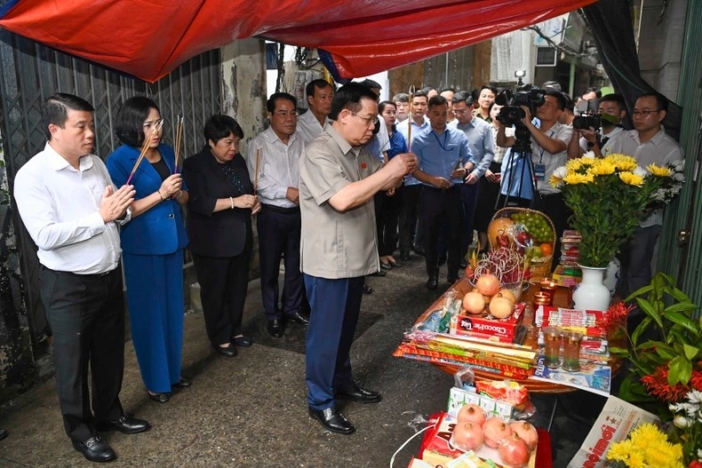 Chủ tịch Quốc hội Vương Đình Huệ và đoàn công tác thắp hương tưởng niệm các nạn nhân bị thiệt mạng trong vụ cháy tại chung cư mini